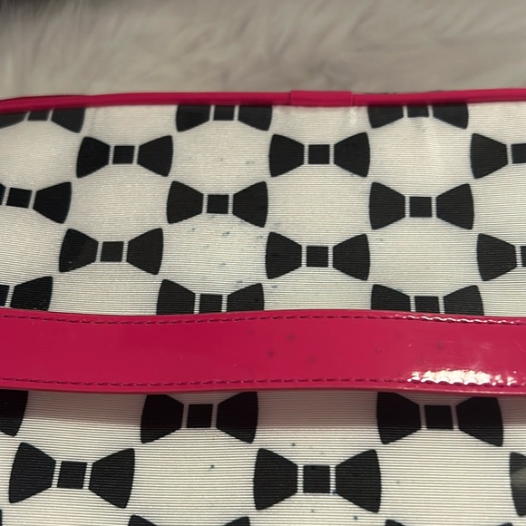 KATE SPADE TOILETRY/COSMETIC TRAVELER BAG (TUXEDO HEDDY PRINT) - Picture 8 of 15